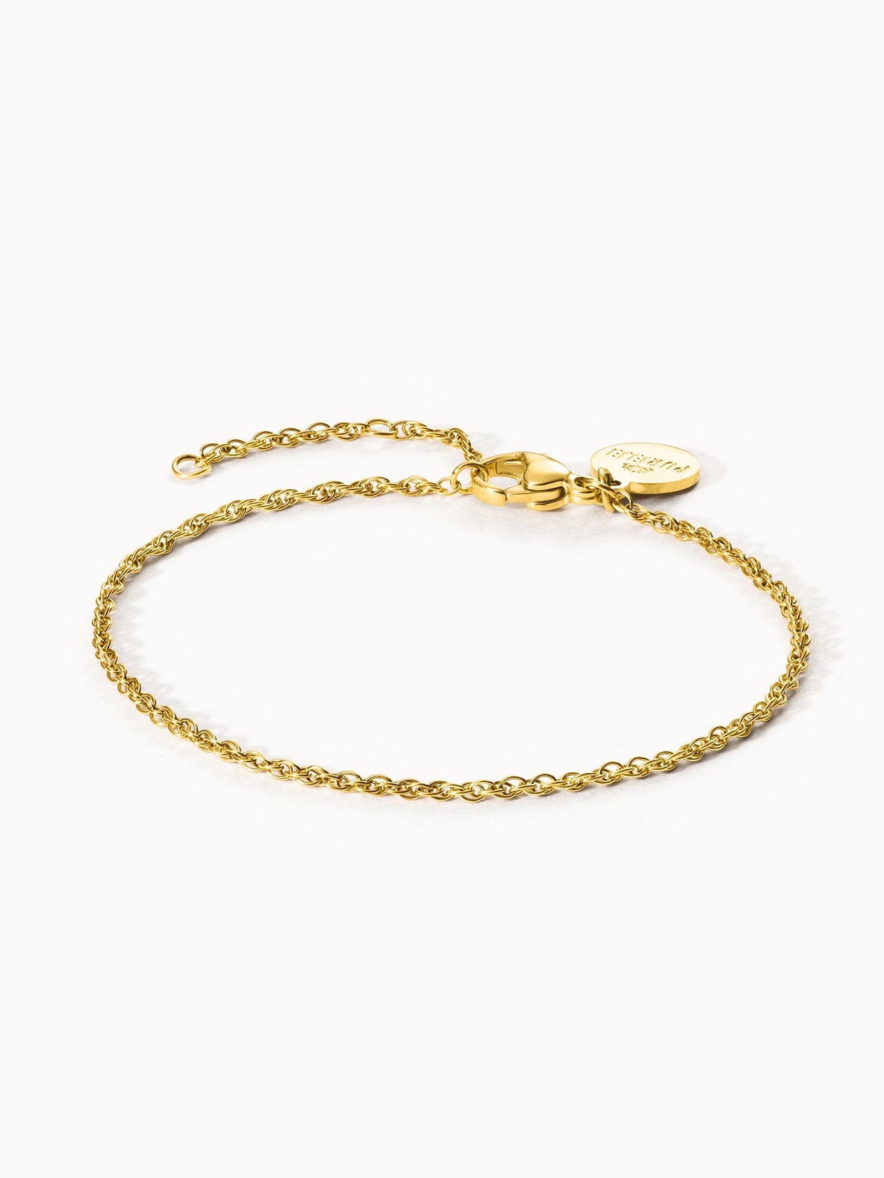 Feines, nickelfreies Goldarmband Brave von PURELEI mit zartem Gliederdesign, elegant und vielseitig kombinierbar.
