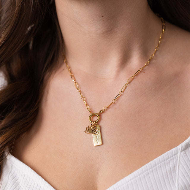 PURELEI Power Charm Anhänger in 18K Gold mit Lotus-Design, elegant getragen am Hals, strahlt femininen Island-Spirit aus