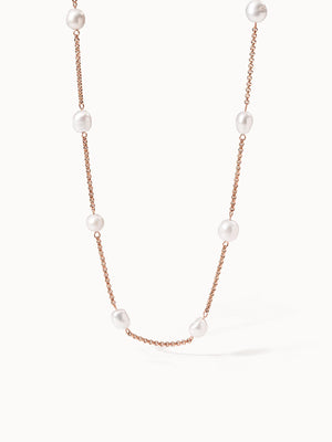 PURELEI Malahi Kette aus roségoldener Edelstahlkette mit zarten Süßwasserperlen, clean & elegant präsentiert.