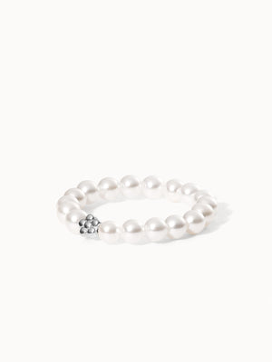 Anxiety Shiny Bloom Ring aus weißen Seashell-Perlen mit silberner Blüte, elastisch, PURELEI, feminine Eleganz.