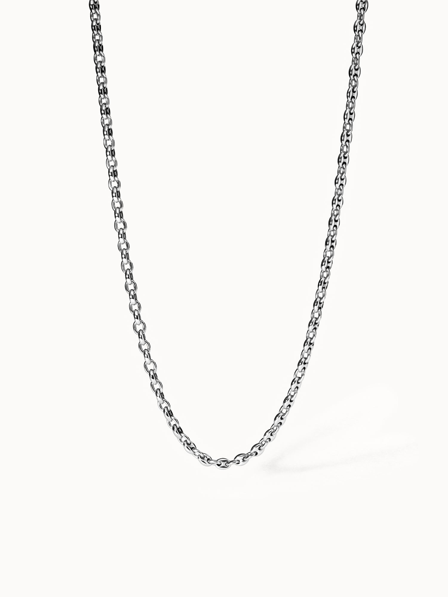 PURELEI Atlas Kette in nickelfreiem Silber mit markantem Schiffsanker-Design, clean & elegant präsentiert.