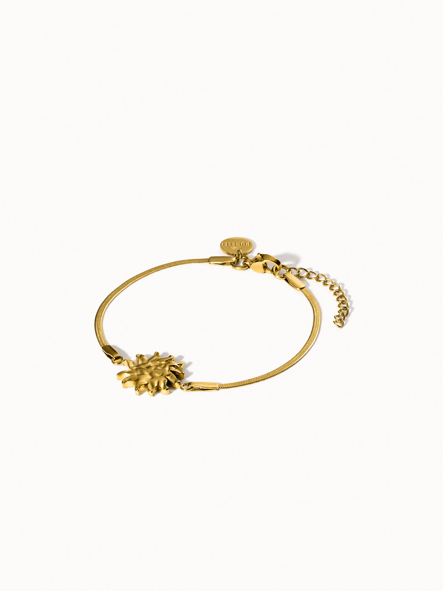 Goldfarbenes Iconic Sun Armband von PURELEI mit filigraner Snake-Chain und strahlendem Sonnenanhänger, elegant und zeitlos.