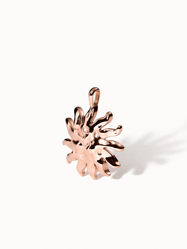 Iconic Sun Charm in roségold, strukturiertes Sonnenmotiv aus purelei 18K rosévergoldetem Edelstahl, elegant und feminin.