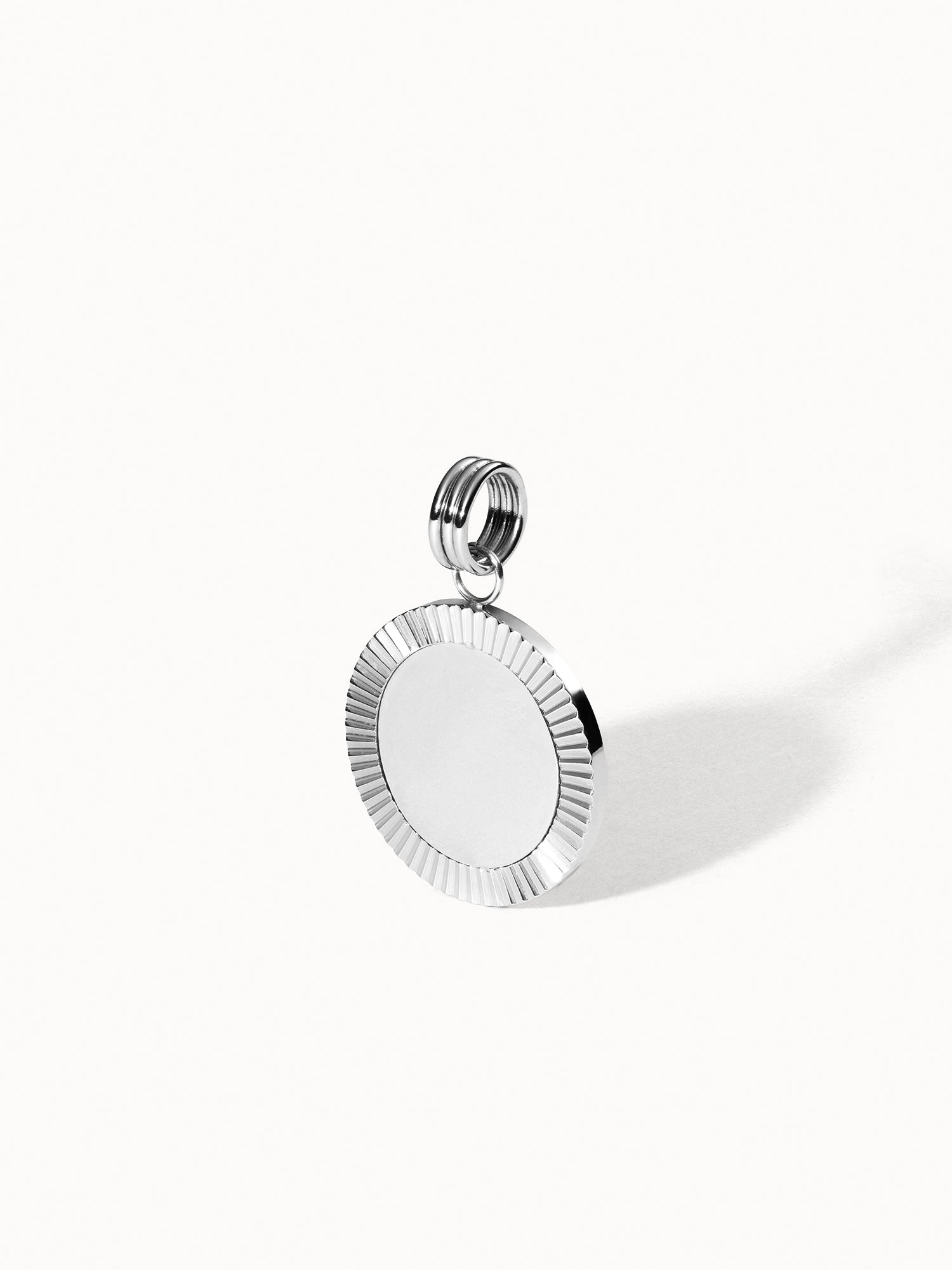 Inner Circle Charm aus nickelfreiem Silber mit geriffeltem Sonnenstrahlen-Design, zeitlos elegant von PURELEI.