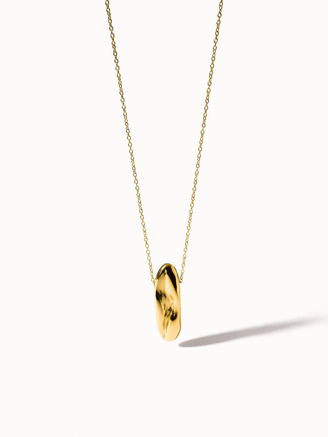 Goldene PURELEI Kette mit geschwungenem Anhänger, elegant und modern.