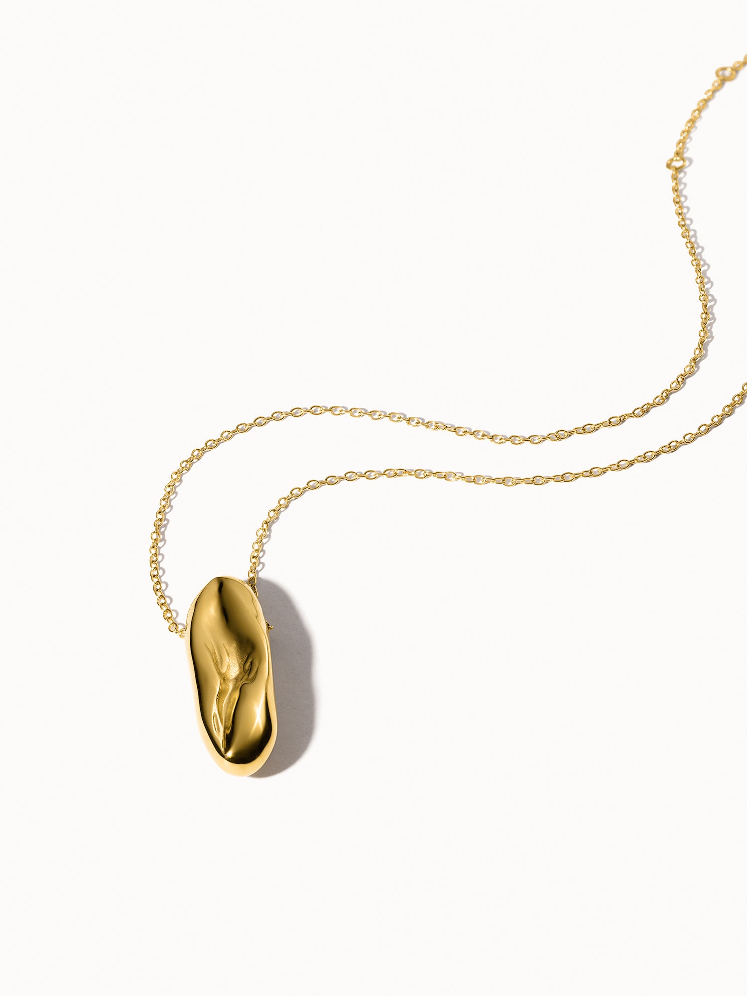 Goldene Kette mit elegantem Anhänger von PURELEI, modern und stilvoll.