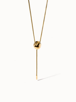 Goldene PURELEI Kette mit rundem Anhänger, elegant und modern, in minimalistischer Ästhetik.