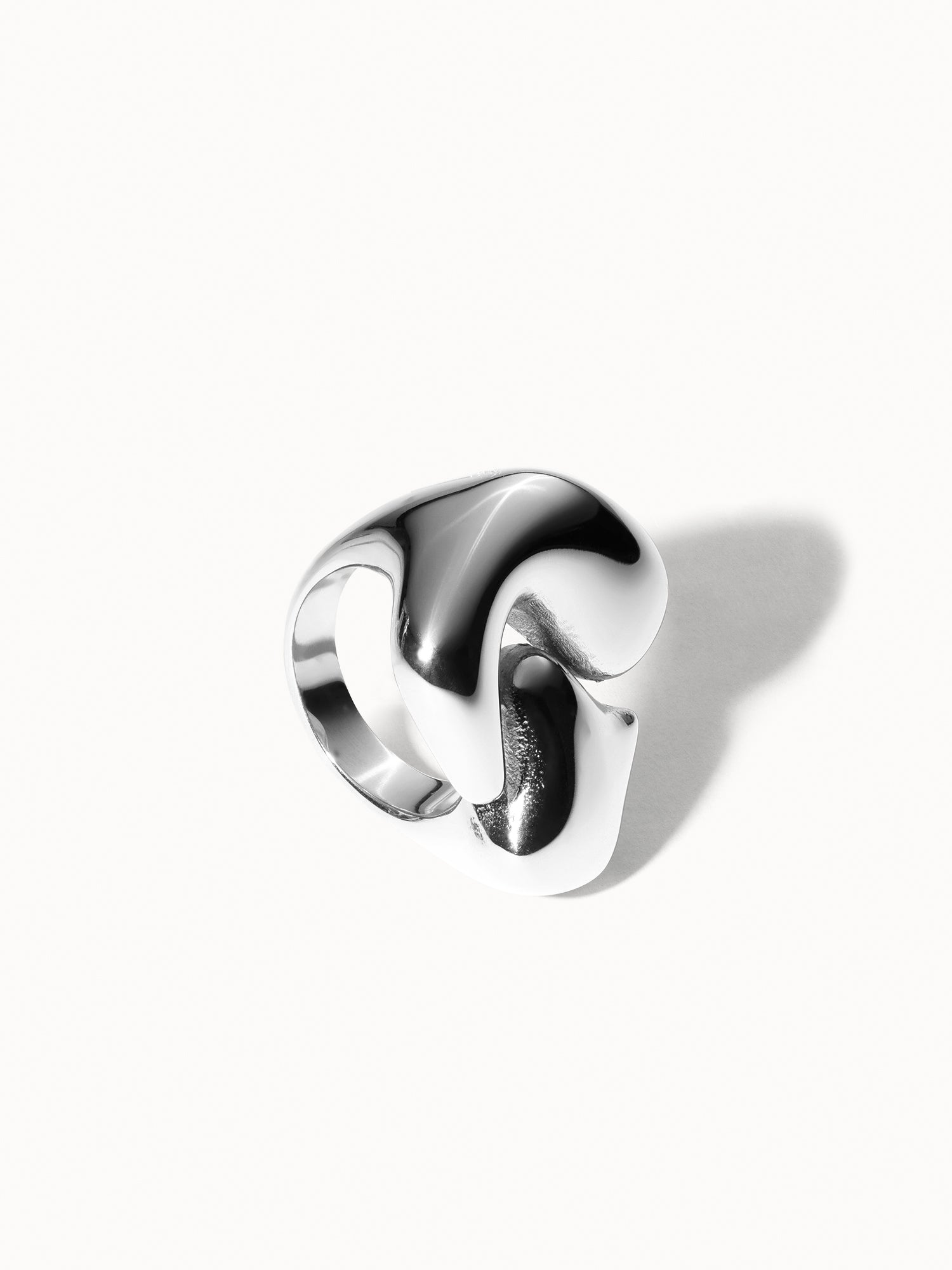 Eleganter, silberner Ring mit geschwungenem Design von PURELEI, modern und stilvoll.