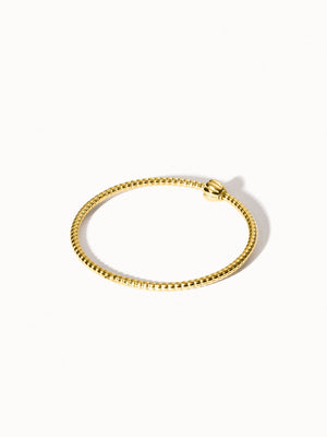 Lei Charm Armreif von PURELEI, 14K goldvergoldet mit Stopper-Charms, feines Pikake-Blütendesign, elegant & zeitlos