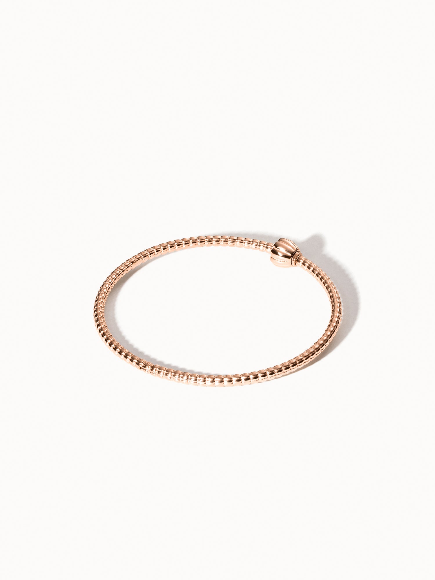 Lei Charm Armreif von PURELEI in Roségold mit filigraner Pikakeblütenstruktur, elegant und feminin präsentiert.