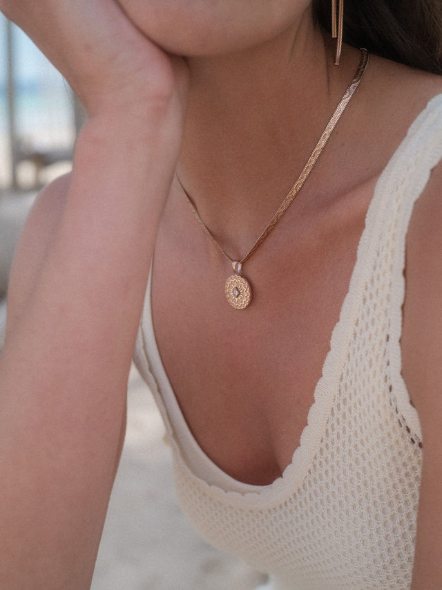 Roségoldene Kette mit filigranem Anhänger, getragen in entspannter Atmosphäre – PURELEI.