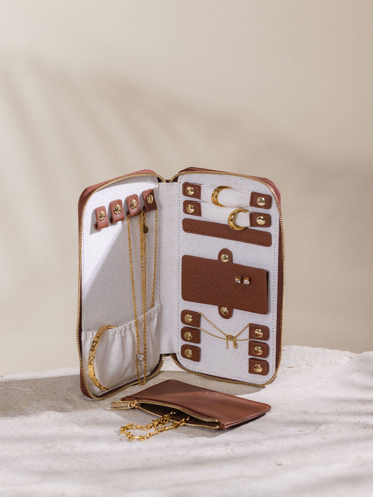 Schmuck Reiseetui braun aus PU Eco Leder und Leinen, organisiert goldener Schmuck elegant und geschützt von PURELEI.