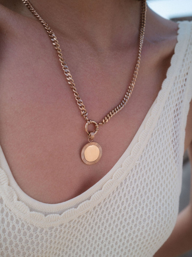 Inner Circle Charm in 18K Roségold mit geriffeltem Sonnenmotiv, an Kette getragen – elegant, nickelfrei, PURELEI.