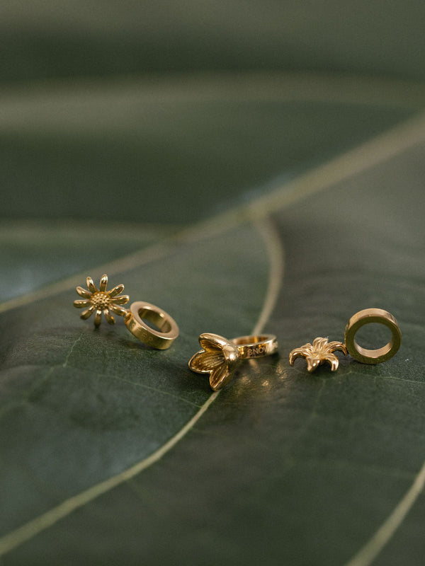 {"color":"Gold"}