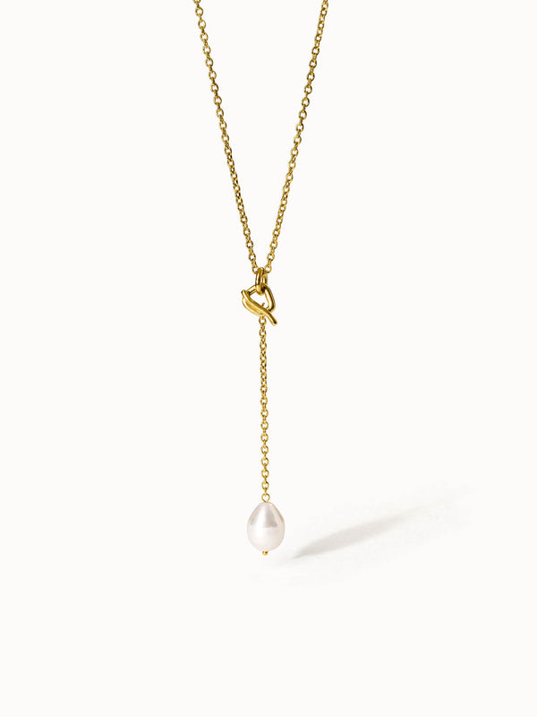 Aloha Perlenkette von PURELEI, goldene Y-Kette mit abnehmbarem Seashell-Perlenanhänger, elegant und feminin.