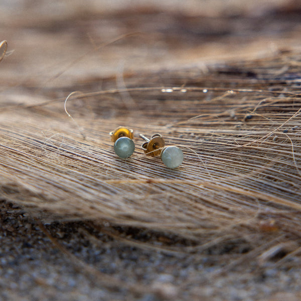 PURELEI Aventurine Ohrringe mit goldvergoldetem Edelstahl und grüner Steinperle auf natürlichem Hintergrund