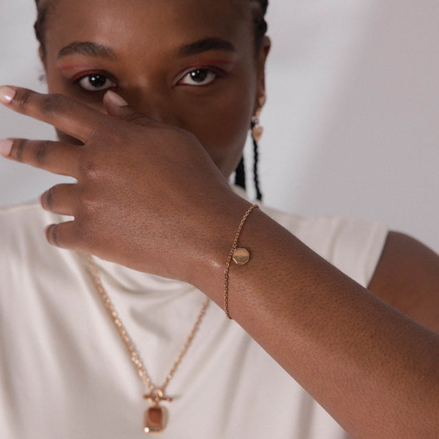 Beloved Armband von PURELEI in Roségold mit achteckigem Anhänger, fein und elegant am Handgelenk getragen.