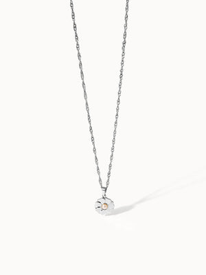 PURELEI Birthday Blumen Kette aus silbernem Edelstahl mit Muschelperle und zartem Blumenanhänger minimalistisch inszeniert