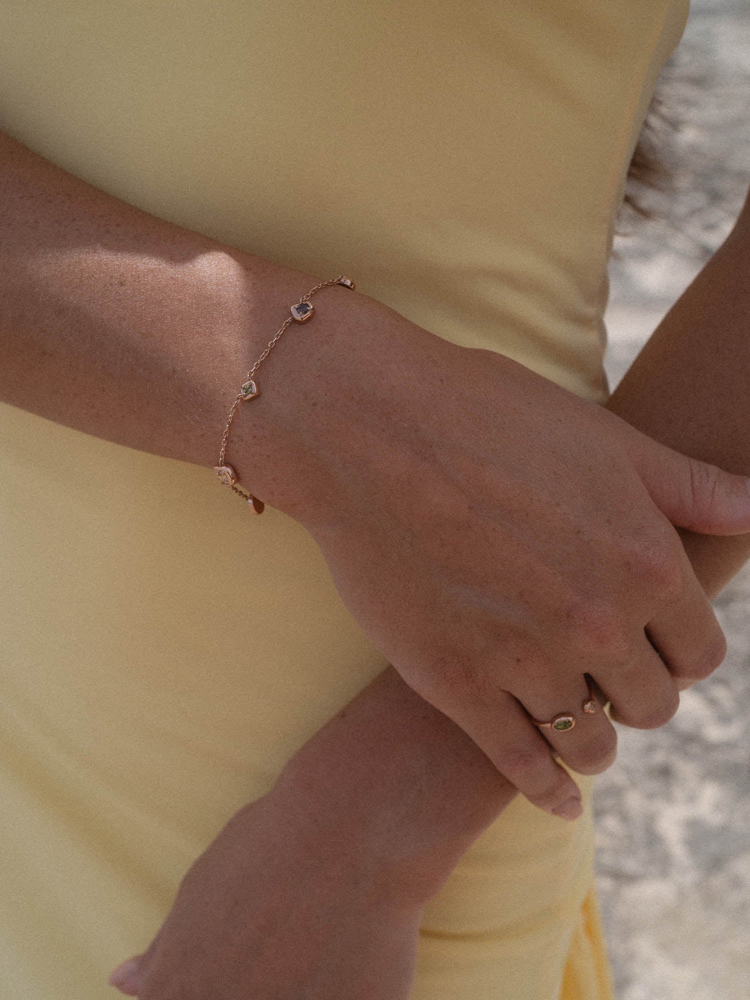 Gouden armband voelen