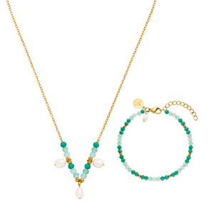 Goldene Kette und Armband mit grünen Perlen und Muschelanhängern von PURELEI.