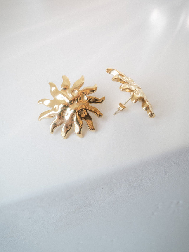 PURELEI Iconic Sun Ohrringe in goldfarben mit strukturiertem Sonnenmotiv, elegant und zeitlos gestaltet.