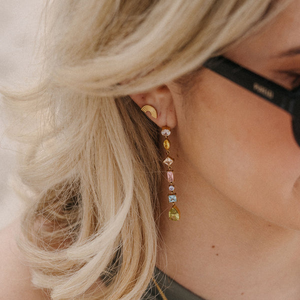 Elegante, roségoldene Ohrringe mit funkelnden Steinen von PURELEI, perfekt für einen femininen Look.