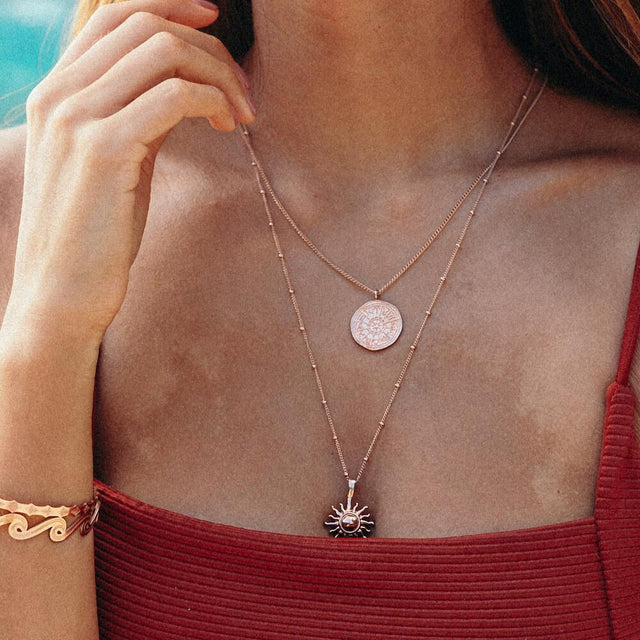 PURELEI Sun Kette in Roségold mit Sonnen-Anhänger, filigran getragen, strahlt warme Lebensfreude und Mut aus