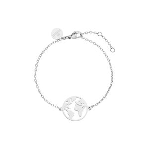 PURELEI World Map Armband aus nickelfreiem Silber mit filigraner Weltkarte, elegant und minimalistisch am Handgelenk getragen