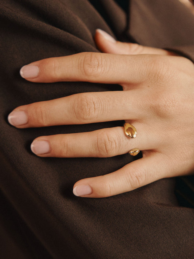 Roségoldener Ring mit elegantem Design, getragen auf einer Hand, inspiriert von PURELEI.