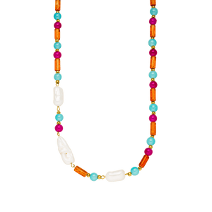 Bunte PURELEI Kette mit Muscheln, orangefarbenen und pinken Perlen, strahlt tropische Frische aus.